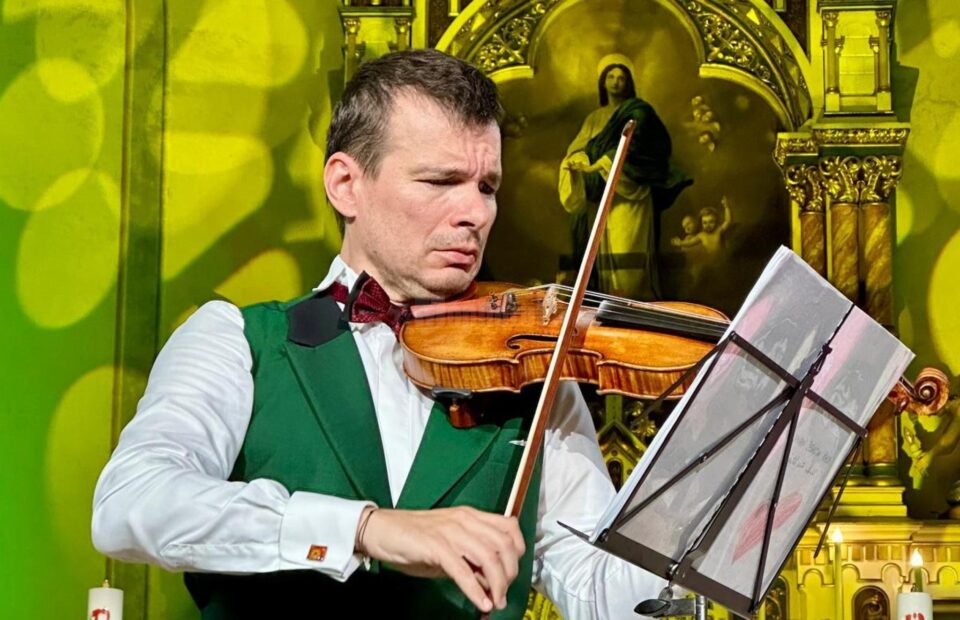 Un virtuos al viorii in compania celebrului instrument Stradivarius Elder-Voicu