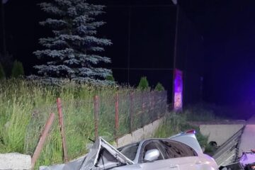 Mașina a lovit un cap de pod și apoi a fost aruncată într-un gard de beton și în șanțul betonat din zonă