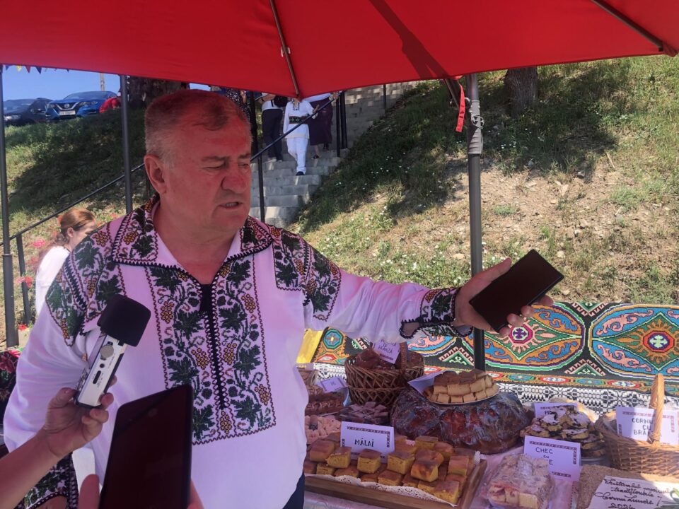 Primarul din Cornu Luncii, Gheorghe Fron, spune că este mândru că acest festival promovează de ani de zile produsele tradiționale