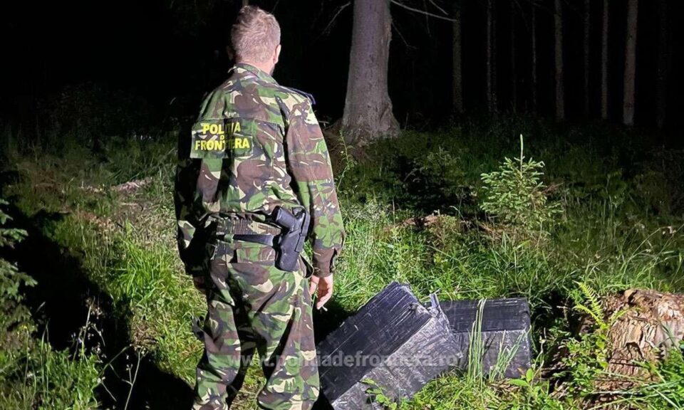 Colete cu țigări, abandonate de traficanții surprinși de polițiștii de frontieră