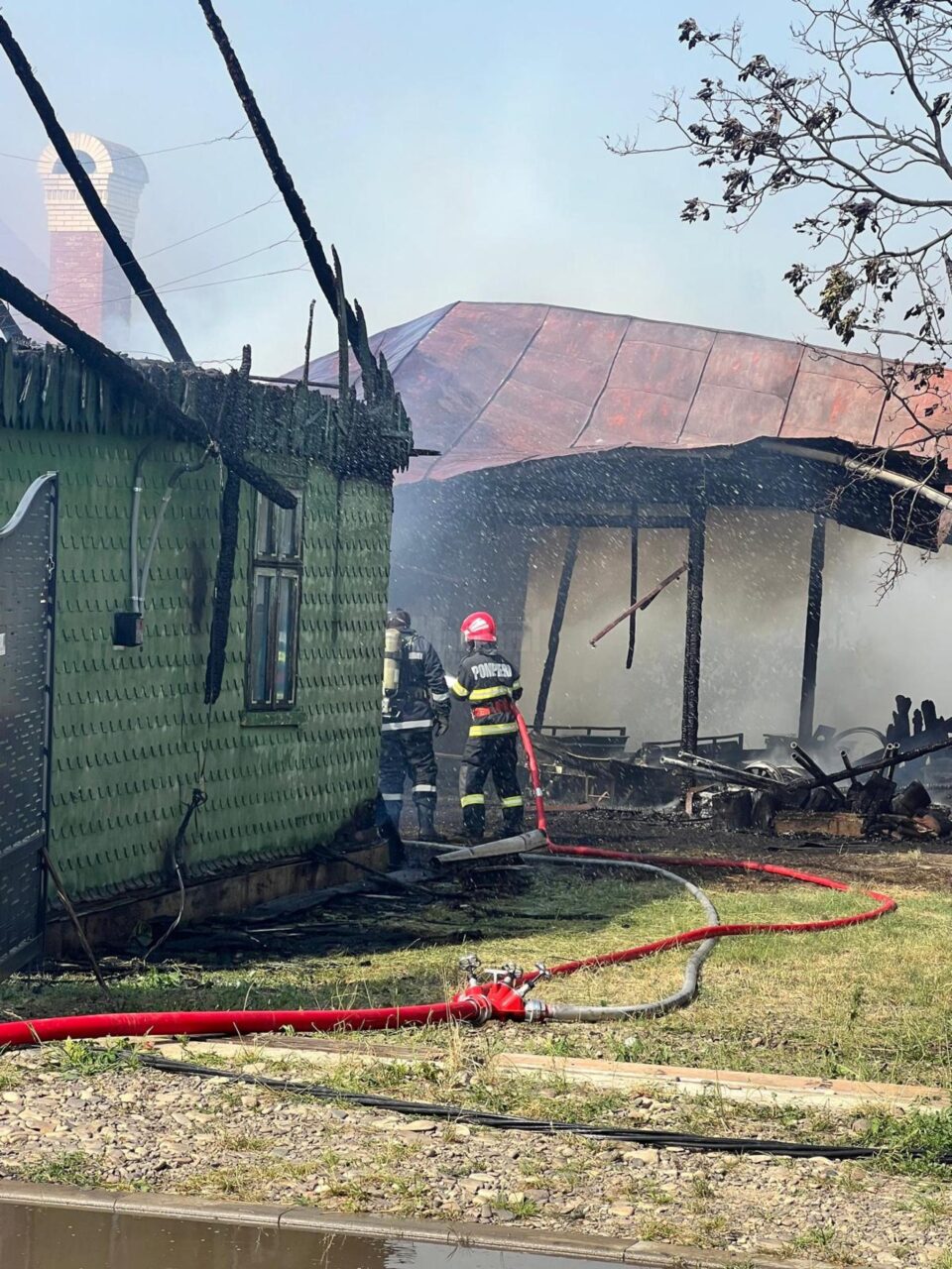 Incendiu puternic la casa unui bătrân de 84 de ani