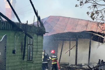 Incendiu puternic la casa unui bătrân de 84 de ani