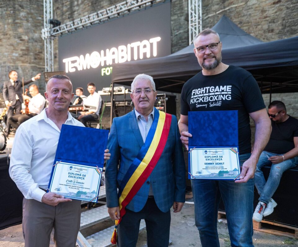 Semmy Schilt și Cristi Varasciuc au primit diplome de excelență din partea Primăriei Suceava FOTO artistul.studio
