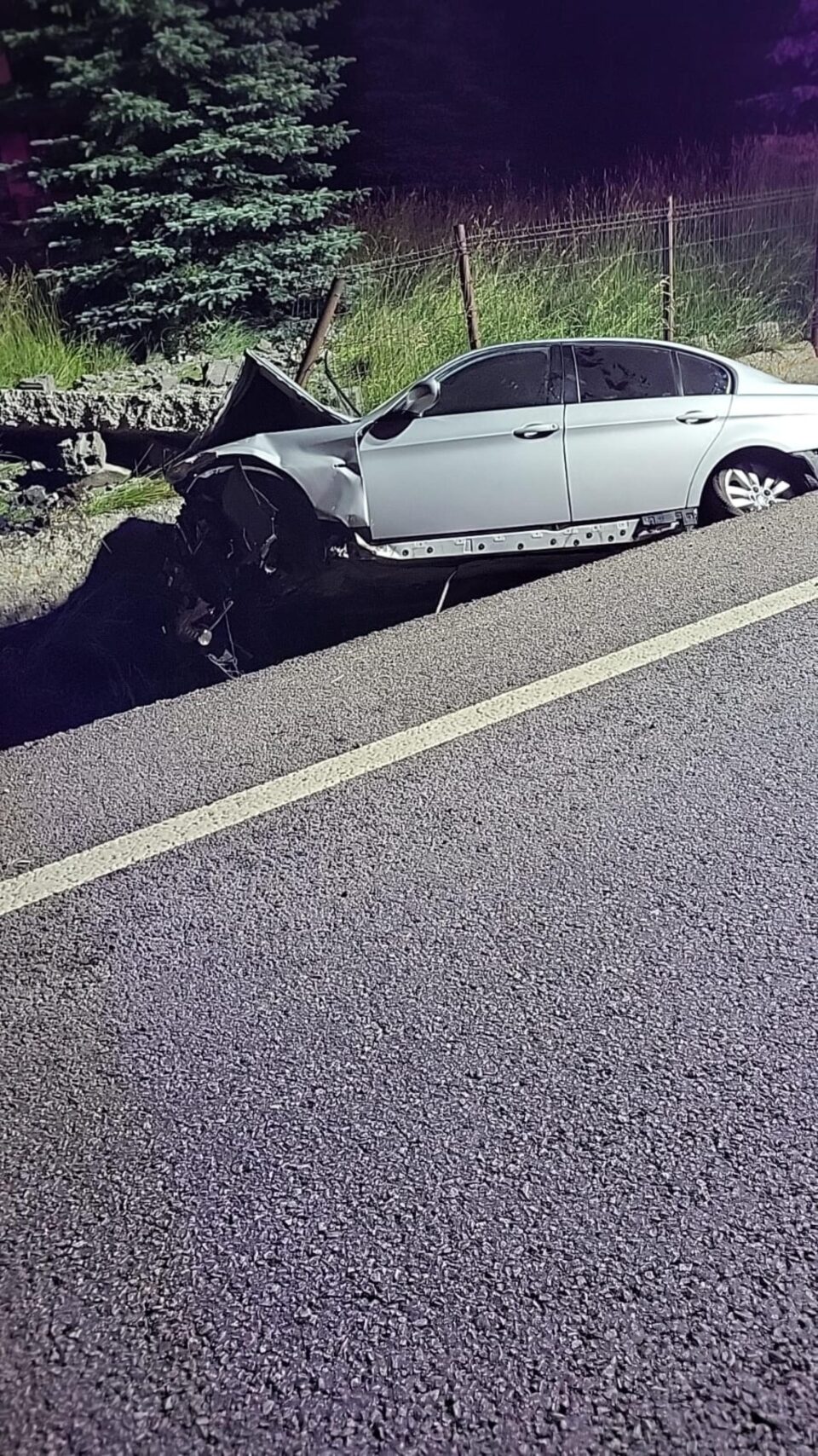 Mașina a lovit un cap de pod și apoi a fost aruncată într-un gard de beton și în șanțul betonat din zonă