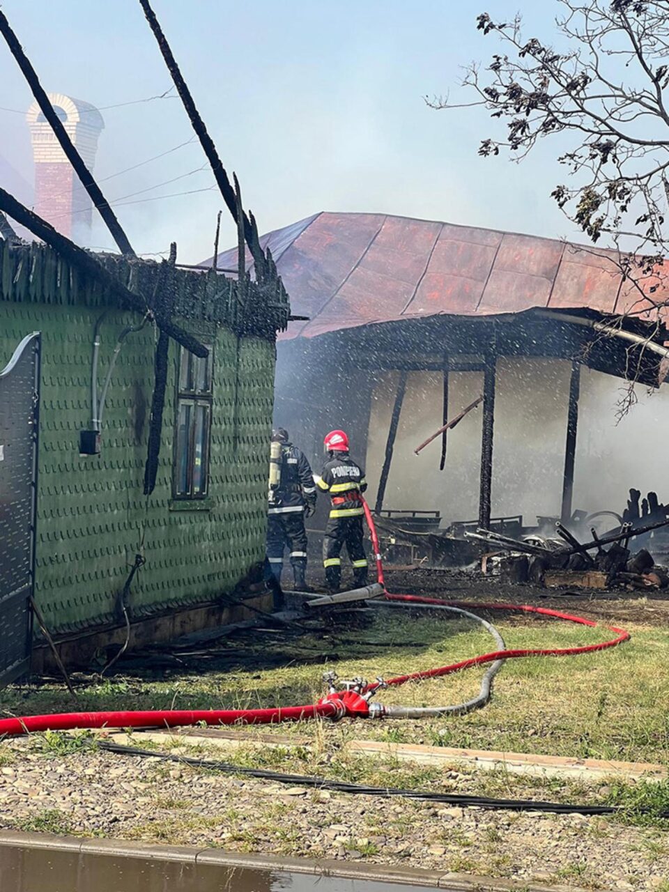 Incendiu puternic la casa unui bătrân de 84 de ani