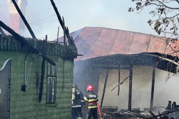 Incendiu puternic la casa unui bătrân de 84 de ani
