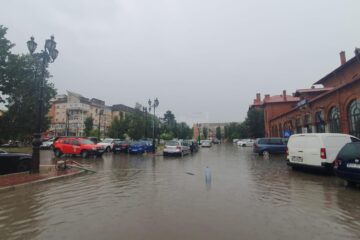 Parcarea Gării Burdujeni, inundată