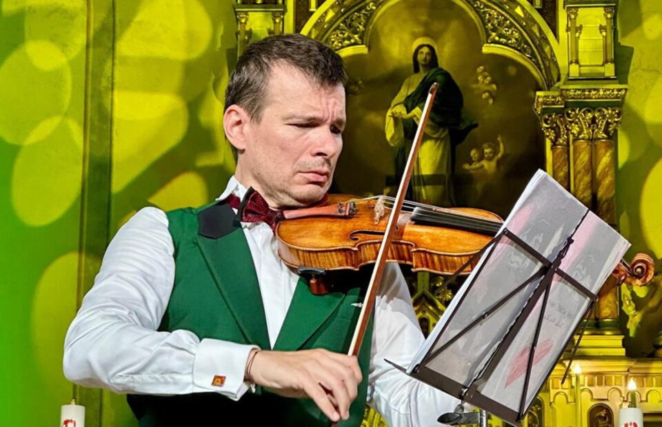 Un virtuos al viorii în compania celebrului instrument Stradivarius Elder-Voicu