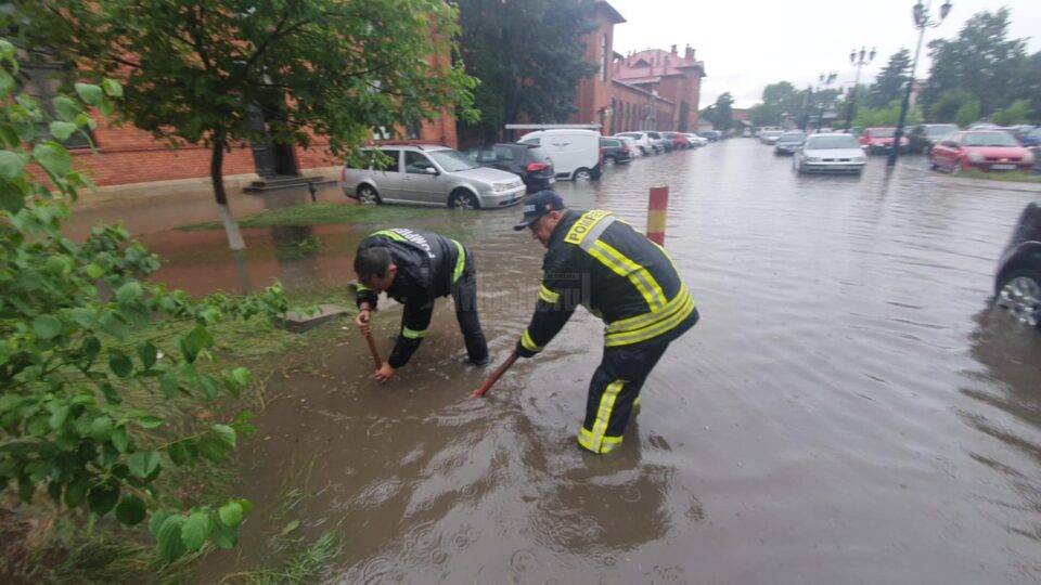 Intervenție pentru evacuarea apei