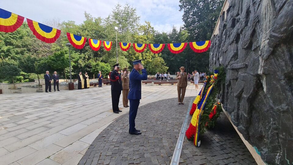 Ceremonie de depunere de coroane și flori la statuia ecvestră a lui Ștefan Cel Mare, de lângă Cetatea de Scaun Suceava, la 520 de ani de la moartea sa