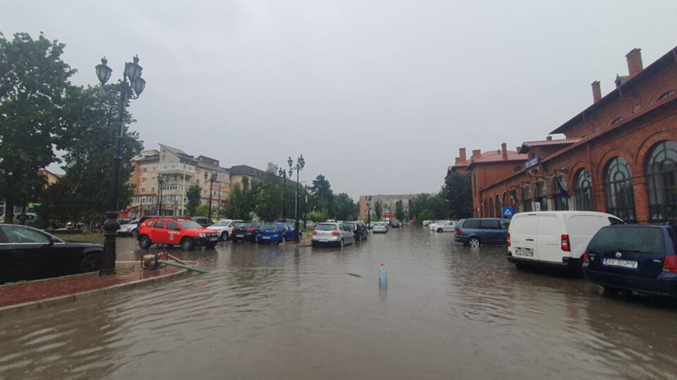 Parcarea Gării Burdujeni, inundată