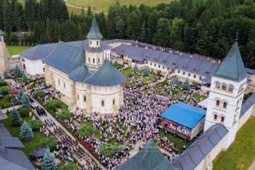 Sfântul Ștefan, apărătorul creștinătății, prăznuit în necropola sa, Putna, la 520 de la nașterea în cer