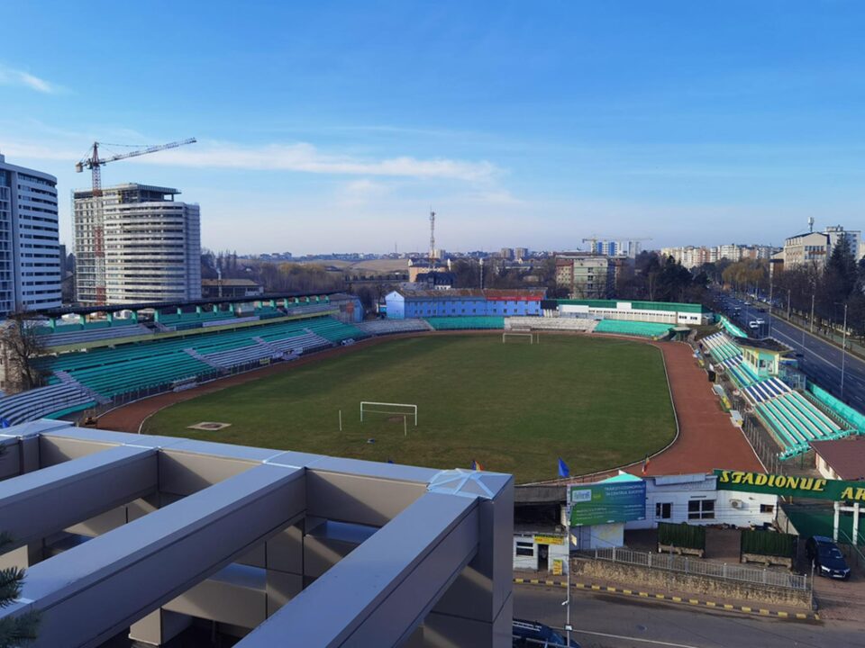 Stadionul Areni, disputat de două echipe de fotbal care-l vor pentru meciuri și antrenamente Stadionul Areni, disputat de două echipe de fotbal care-l vor pentru meciuri și antrenamente