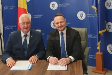 Primarul Sucevei, Ion Lungu, cu secretarul general al Ministerului Energiei, Constantin Saragea, la semnarea contractului de 12 milioane de euro