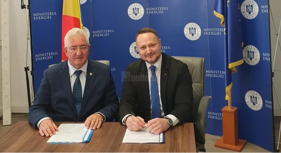 Primarul Sucevei, Ion Lungu, cu secretarul general al Ministerului Energiei, Constantin Saragea, la semnarea contractului de 12 milioane de euro