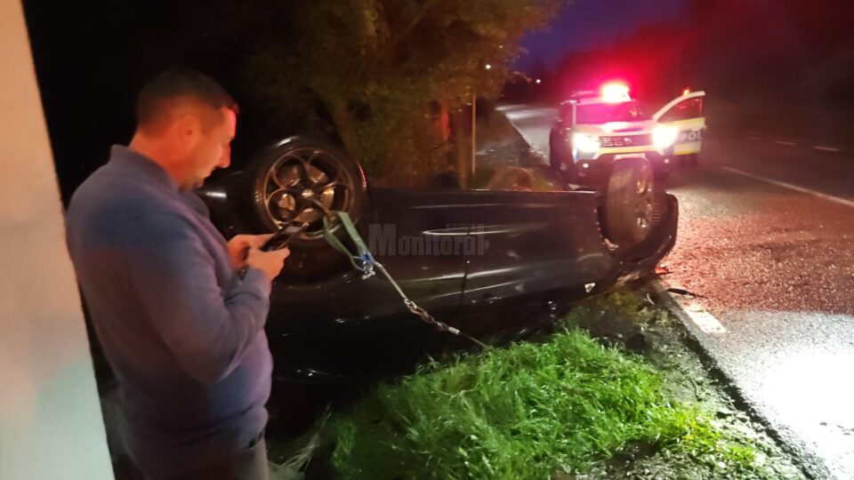 Mașina s-a oprit pe cupolă după ce șoferul a intrat cu viteză prea mare într-o curbă Mașina s-a oprit pe cupolă după ce șoferul a intrat cu viteză prea mare într-o curbă
