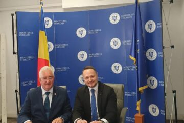 Primarul Sucevei, Ion Lungu, cu secretarul general al Ministerului Energiei, Constantin Saragea, la semnarea contractului de 12 milioane de euro