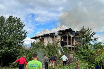 Incendiul de joi seară de la Dumbrăveni s-a soldat cu pagube mari