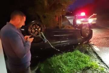 Un tânăr șofer a ”zburat” cu mașina de pe șosea, iar în final s-a oprit pe cupolă într-o curte