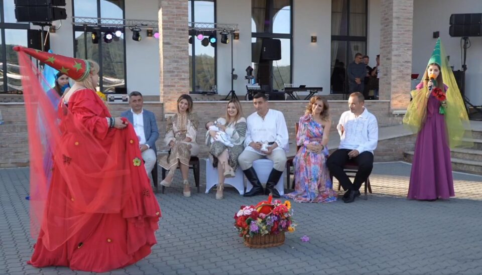 Botezul fiului lui George Simion, liderul AUR, în Bucovina, cu o petrecere câmpenească cu 1000 de invitați