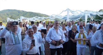 Botezul fiului lui George Simion, liderul AUR, în Bucovina, cu o petrecere câmpenească cu 1000 de invitați