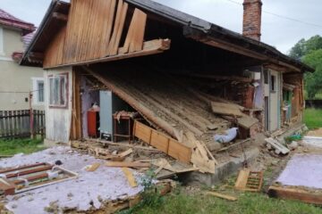 Casă distrusă de o explozie provocată de acumulări de gaze