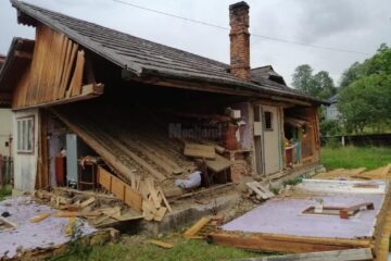 Casă distrusă de o explozie provocată de acumulări de gaze