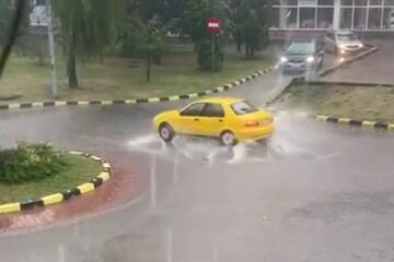 Polițiștii l-au amendat și lăsat fără permis 150 de zile pe tânărul care a făcut drifturi în centrul Sucevei, în plină furtună