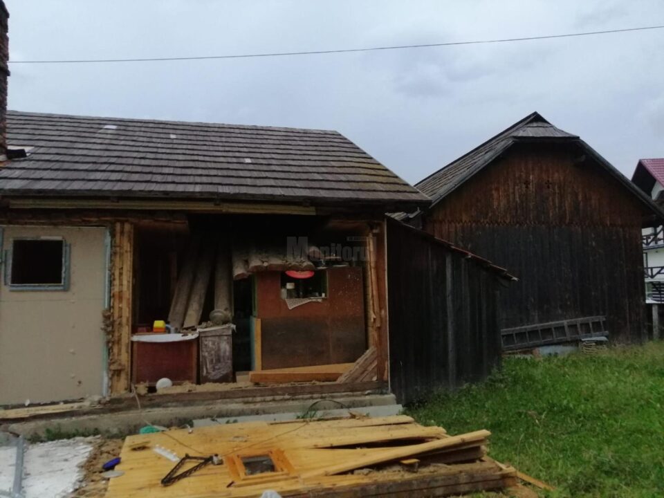 Casă distrusă de o explozie provocată de acumulări de gaze