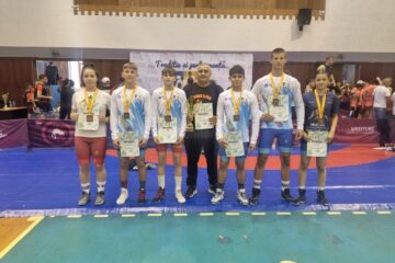 Antrenorul Florin Rusu în mijlocul sportivilor rădăuțeni medaliați la Naționale