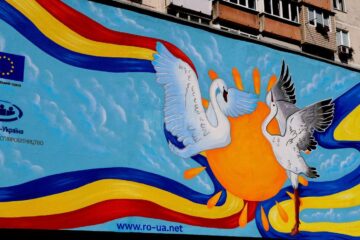 Aceeași pictură murală de mari dimensiuni, simbol al solidarității europene, poate fi admirată în Suceava și Ucraina