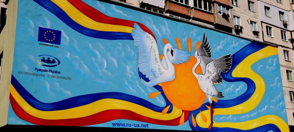 Aceeași pictură murală de mari dimensiuni, simbol al solidarității europene, poate fi admirată în Suceava și Ucraina