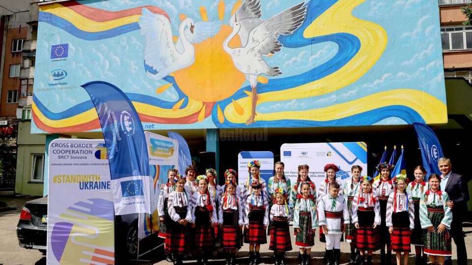 Aceeași pictură murală de mari dimensiuni, simbol al solidarității europene, poate fi admirată în Suceava și Ucraina