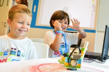Logiscool Suceava, parte din rețeaua internațională de școli de educație digitală, AI și programare pentru copii și adolescenți, invită elevii la programele educaționale de vacanță LOGICAMPS și la noile ateliere (one session)