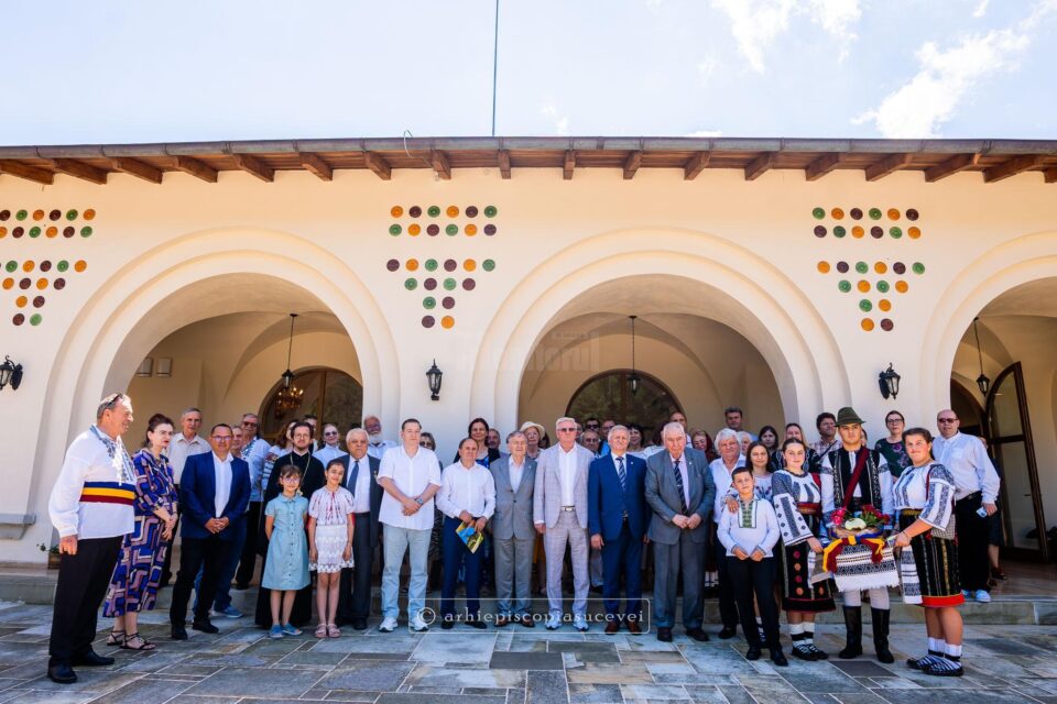 Români de pe cele două maluri ale Prutului, uniți spiritual prin cultură și artă la Putna Români de pe cele două maluri ale Prutului, uniți spiritual prin cultură și artă la Putna