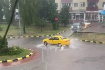 Polițiștii l-au amendat și lăsat fără permis 150 de zile pe tânărul care a făcut drifturi în centrul Sucevei, în plină furtună