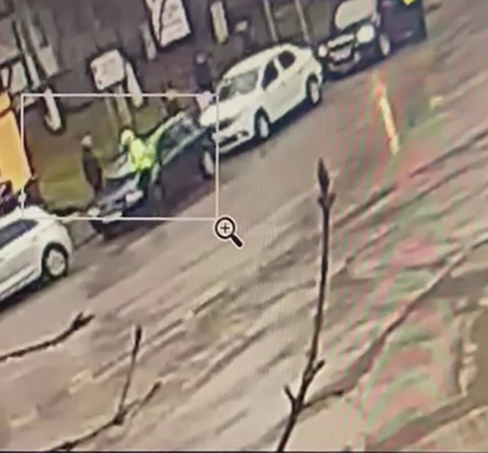 Momentul în care polițistul local a fost lovit intenționat cu mașina de șoferul care dorea să scape de amendă Momentul în care polițistul local a fost lovit intenționat cu mașina de șoferul care dorea să scape de amendă