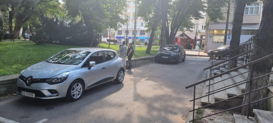 După ora 17.00 locurile de parcare sunt la discreție în centrul orașului, semn că nu riveranii ocupa toate locurile