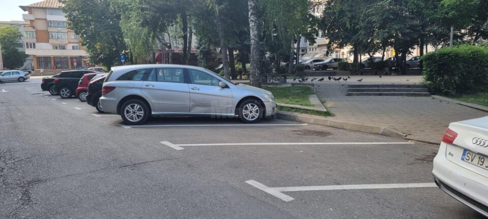 După ora 17.00 locurile de parcare sunt la discreție în centrul orașului, semn că nu riveranii ocupa toate locurile