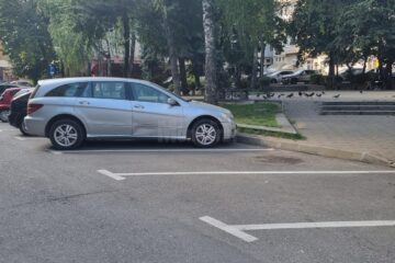 După ora 17.00 locurile de parcare sunt la discreție în centrul orașului, semn că nu riveranii ocupa toate locurile