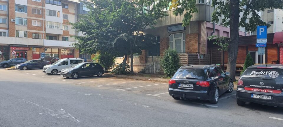 După ora 17.00 locurile de parcare sunt la discreție în centrul orașului, semn că nu riveranii ocupa toate locurile