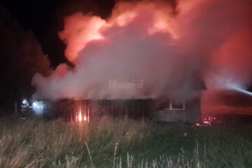 O casă a luat foc în toiul nopții de la un foc făcut în interior