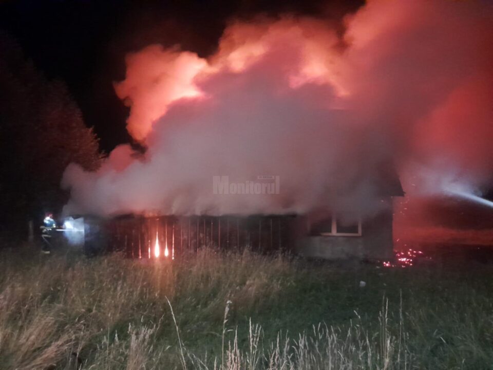 O casă a luat foc în toiul nopții de la un foc făcut în interior
