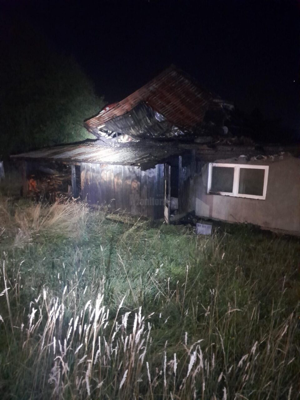 O casă a luat foc în toiul nopții de la un foc făcut în interior