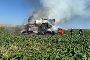 O combină a luat foc pe ogor, în plină caniculă