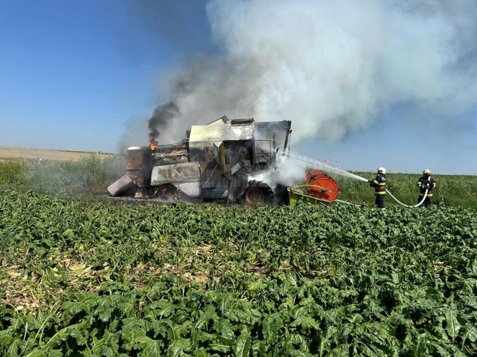 O combină a luat foc pe ogor, în plină caniculă