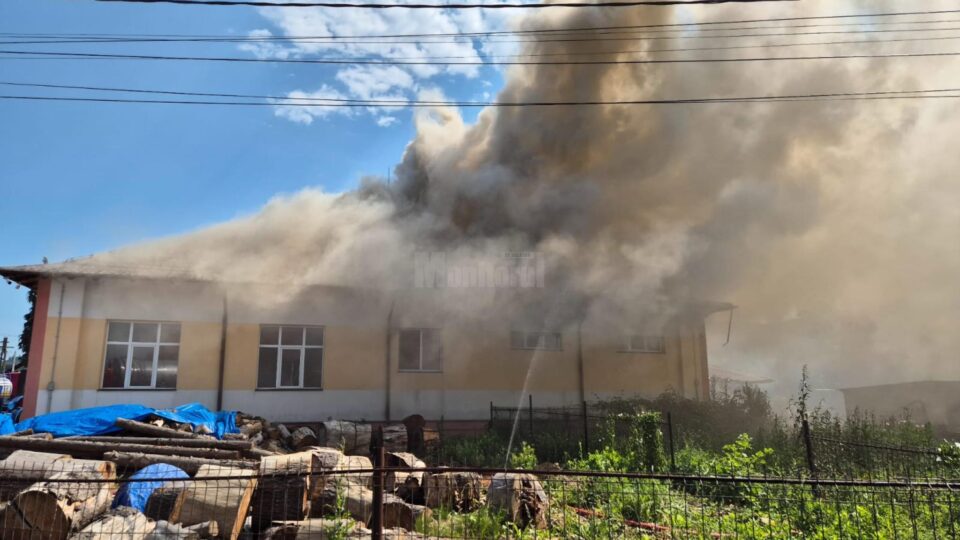 Incendiu puternic la școala din satul Herla, comuna Slatina