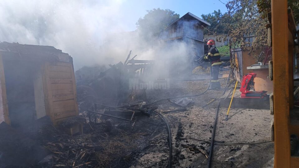 Incendiu puternic la Mihoveni, la anexele unei case