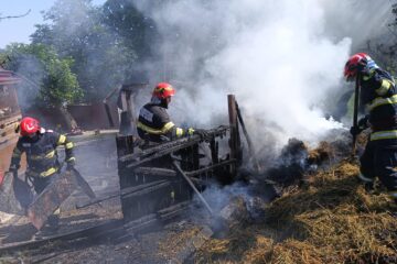 Incendiu puternic la Mihoveni, la anexele unei case