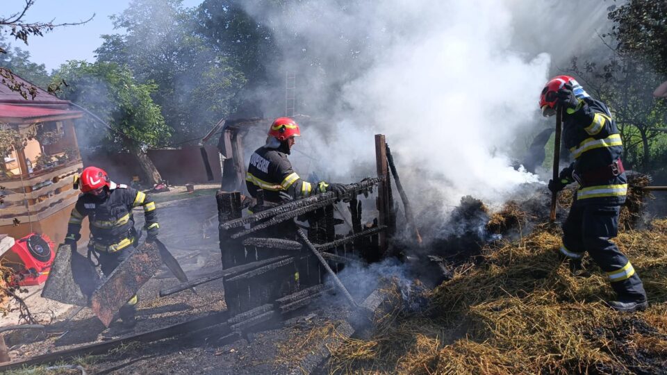 Incendiu puternic la Mihoveni, la anexele unei case